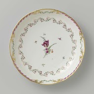 Schaal, rond en diep, behorend bij een servies versierd met geslingerd lintmotief met bladertakken, bloemboeketten en gestrooide bloemtakken