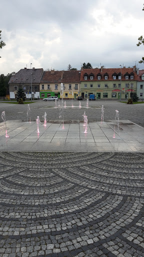 Plac ze świecąca fontanną