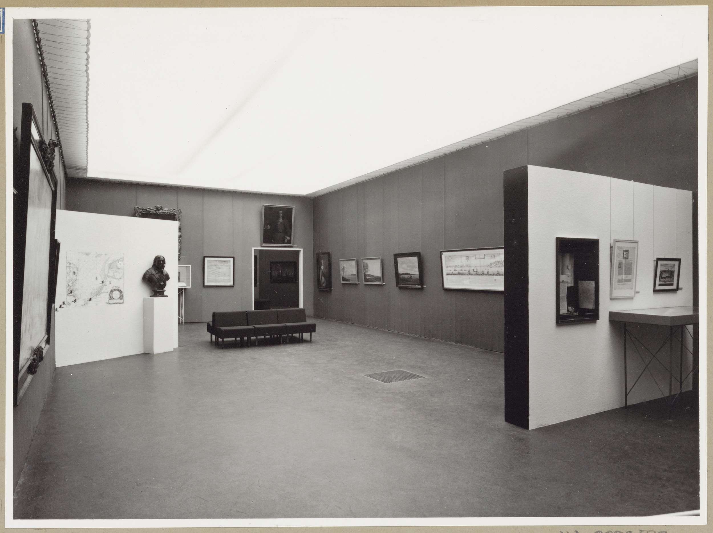 Zaal met twee scheidingswanden, linksachter een bronzen borstbeeld van Michiel de Ruyter