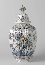 Achtkantige geribde pot met deksel van veelkleurig beschilderde faïence