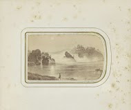 Fotoreproductie van een prent met een gezicht op de watervallen van Schaffhausen