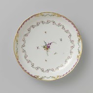 Schaal, rond en diep, behorend bij een servies versierd met geslingerd lintmotief met bladertakken, bloemboeketten en gestrooide bloemtakken