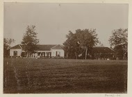 Villa met een gazon ervoor in Nederlands-Indië