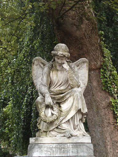 L'ange Protecteur Du Cimetière De l'Est