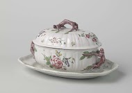 Terrine met deksel, op onderschotel, beschilderd met bloemtakken