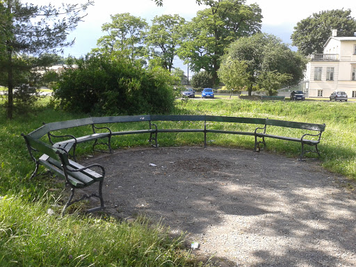 Okrągła ławka na wysepce parkowej