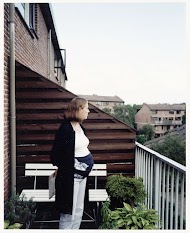 Oude huis van Inge en Joost - Inge op het balkon.