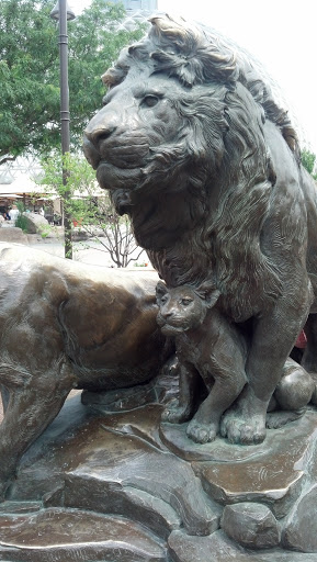 Lion Family Statue