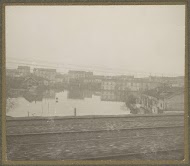 Ondergelopen gebouwen tijdens de overstroming van Parijs, gezien vanuit een trein