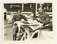 Luftwaffe soldaten op een terras