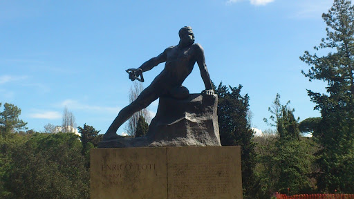 Pincio: Enrico Toti Statue