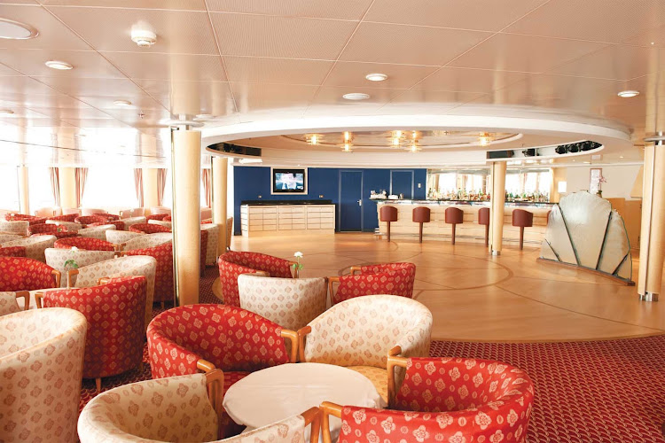 The Panorama Lounge is an ideal place to unwind, relax, enjoy complimentary drinks and listen to the ship's pianist.
