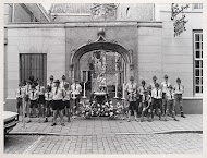 Padvinders langs de route van de jaarlijkse omgang