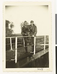 Twee Wehrmacht soldaten op een bruggetje