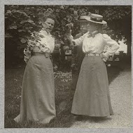 J.B. Aug. Kessler met Margo Kessler-de Lange en zijn oudste dochter An bij een rozenstruik in de tuin