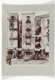 Strada di Santa Lucia in Napels met mensen op straat en drogend wasgoed