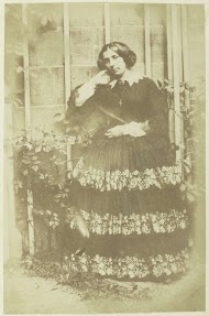 Portret van een vrouw in een tuin