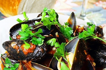 Steamed Mussels in White Wine and Tomato Sauce