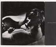 Het gezicht van een vrouw en een gedeelte van het gezicht van een man onder een deken