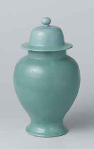 Vaas van faience met blauwgroen fond