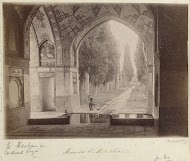 Man zittend in het kleine paviljoen van de Fin-tuinen bij Kashan