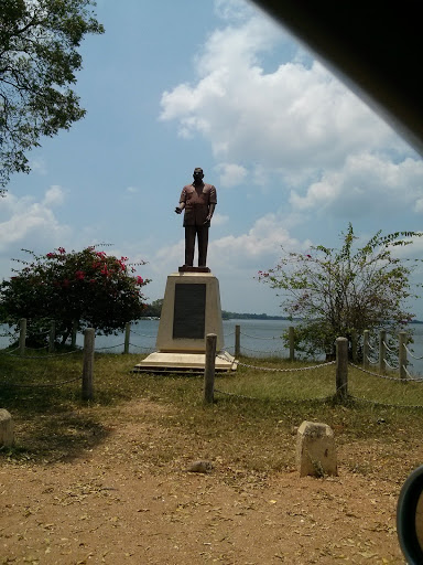 D S Statue