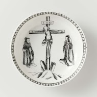 Schotel met een voorstelling van de kruisiging