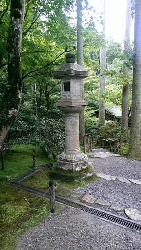 Sanzenin stone lantern