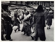 Bedelende Roma of Sinti vrouw op de Albert Cuypmarkt