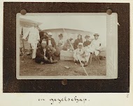 Fotoreproductie van een met punaises opgeprikte foto van het reisgezelschap voor een tent in Syrië