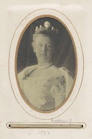 Portret van koningin Wilhelmina met bontmantel en diadeem