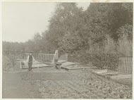 Tweetuinmannen (?) aan het werk in de moestuin van landhuis De Wildbaan, Driebergen