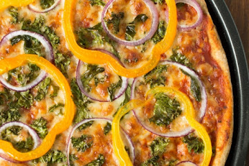 Kale, Peppers and Red Onions Pizza