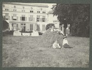 Kinderen in een berg gemaaid gras in de tuin van Landgoed De Paauw