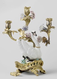 Zwaan van veelkleurig beschilderd porselein, in montuur van brons