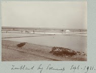 Het filteren van zout uit zeewater op opengrond in Sumenep gelegen aan zee.
