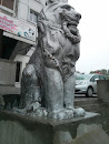 Лев у Казанского храма