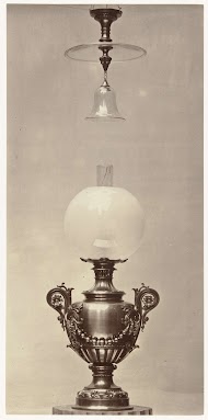 Olielamp met een glazenbol waarboven een rookglas hangt