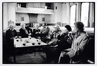 Leden van de gemeente drinken koffie na een dienst in de Maranatha-kerk