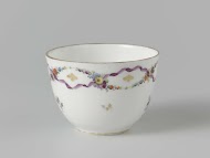 Kop zonder oor, beschilderd met strooibloemen en gouden lovertjes