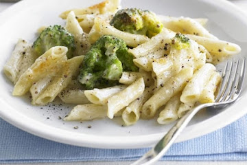 Cheesy broccoli pasta bake