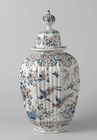 Achtkantige geribde vaas met deksel van veelkleurig beschilderde faïence