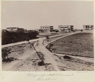 Vier gebouwen langs een weg in Perzië, waarschijnlijk telegraafkantoren