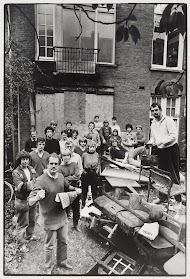 Na de brand zit de bijna complete staf van Radio STAD in de tuin achter de studioruimte