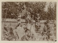 Groep houten beelden in de openlucht in Nederlands-Indië