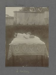 Drie weken oude baby Klaas Kleiterp liggend op een kussen in een tuin in Malang