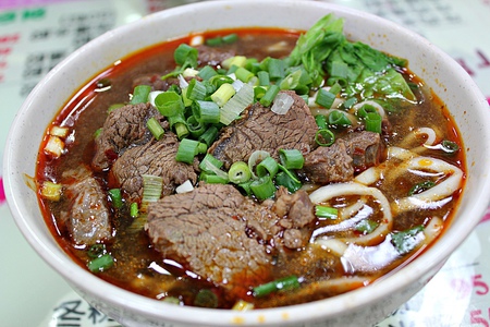 【新明老牌牛肉麵】加湯加麵免費