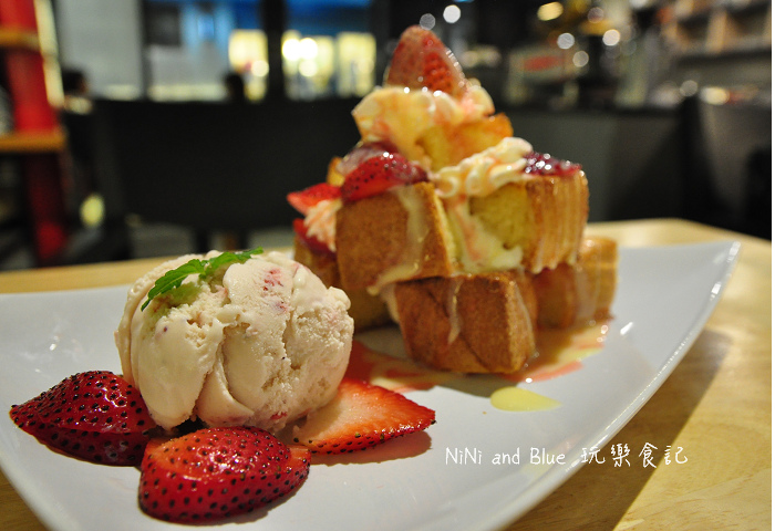 COMOC Square & Cafe在巷弄內與服飾店結合的咖啡小館，勤美誠品商圈公益路附近