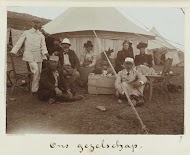 Reisgezelschap voor een tent in Syrië