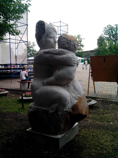 Памятник Мать И Ребенок
